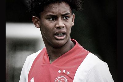 Pemain Berdarah Indonesia Noah Gesser Meninggal, Ajax Kibarkan Bendera Setengah Tiang