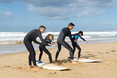 Pelatih Surfing Ini Digigit Hiu ketika Latih Surfing, Alami Luka Parah