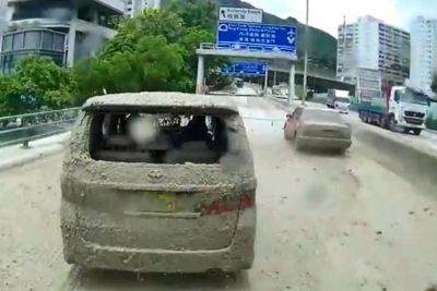 Berhenti di Tengah Jalan, 2 Mobil Ini Tersiram Lumpur oleh Truk di Belakangnya!