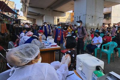 FOTO: Vaksinasi COVID-19 di Bawah Jalan Layang Kebayoran Lama