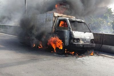 Merinding! Akibat Aki Konslet, Mobil Box ini Terbakar di Cakung