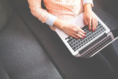 5 Kebiasaan Buruk Penyebab Laptop Cepat Rusak