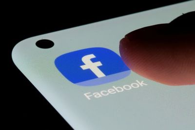 Kerja Sama dengan Ray-Ban, Facebook Segera Luncurkan Kacamata Pintar!