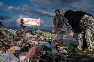 FOTO: Sanksi Adat Bagi Pembuang Sampah Sembarangan di Palu