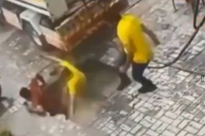 Asyik Teleponan, Pria Ini Jatuh ke Jalan Ambruk, 2 Pria Lain Ikut Jatuh saat Coba Bantu