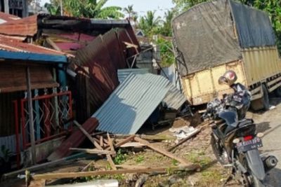 Sopir Diduga Mengantuk, Truk Seruduk Rumah Warga di Tebing Tinggi, Tak Ada Korban Jiwa