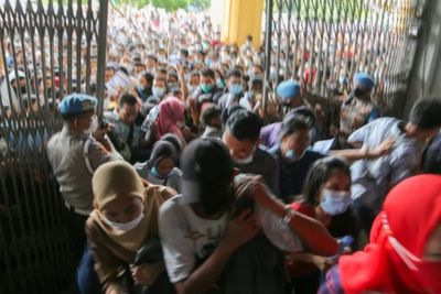Massa Membludak Saat Vaksinasi di GOR Serbaguna, Panitia Kelimpungan Dinilai Tak Siap