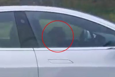 Pingsan Akibat Mabuk, Pengemudi Ini Selamat Berkat Mengendarai Tesla dengan Autopilot