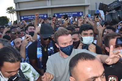 Mendarat di Turki, Mario Balotelli Dikerubungi Penggemar Adana Demispor