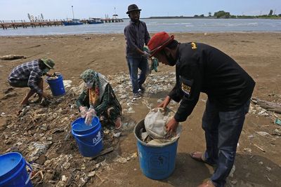 FOTO: Aksi Bersih Pantai Wisata
