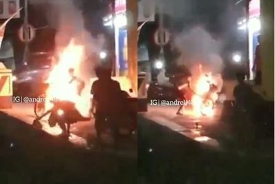 Heroik! Pemuda Dorong Sepeda Motor yang Terbakar ke Sungai, Telanjang Dada Lakukan Aksi