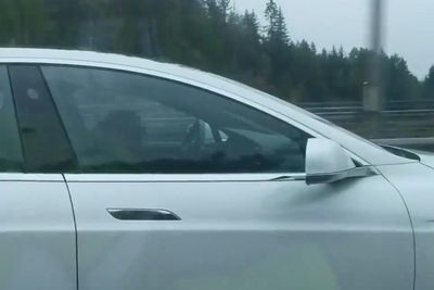 Tak Sadarkan Diri, Pengendara Tesla Ini Diselamatkan oleh Fitur Autopilot di Mobilnya