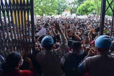 Suasana Vaksinasi Covid-19 di GOR Serbanguna Pancing, Warga Berkerumun Tanpa Jaga Jarak