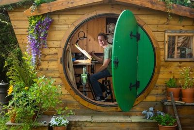 Pria Ini Bangun Rumah Hobbit, Hasilnya Menakjubkan