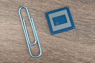 CEO Google Pamerkan Ukuran Chipset Google Tensor, Disebut Tak Sampai 3cm!