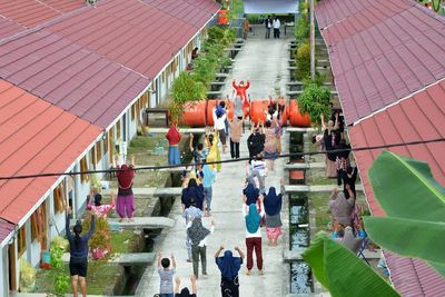 FOTO: Aktivitas Warga di Tempat Isolasi Perumahan Nelayan Padang