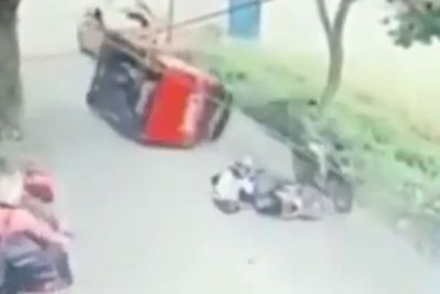 Viral Angkot Terguling saat Hindari Pengendara Motor yang Jatuh, Nyaris Lindas Pemotor