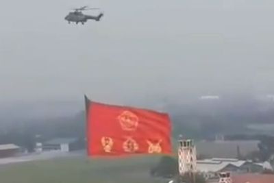 Mengejutkan, Bendera Raksasa Dikibarkan dengan Helikopter TNI AU