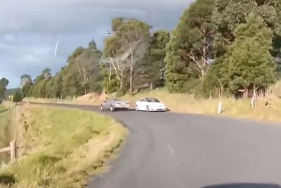 Ngebut di Jalan, Mobil Toyota Camry Ini Nyaris Tabrak Tesla, Berujung Masuk Tanggul