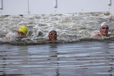 Kocak! Atlet Renang Maraton Diganggu Ikan saat Tampil di Olimpiade