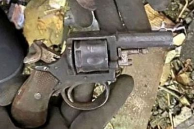Keluarga Ini Temukan Artefak Nazi, Termasuk Lukisan Hitler dan Pistol Buatan Lama