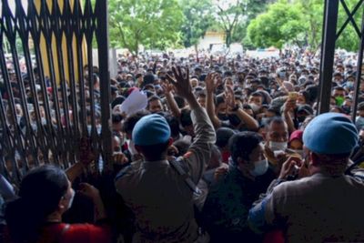 Polrestabes Medan Amankan 3 Calo Penjual Formulir Vaksin Covid-19 di GOR Pancing