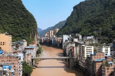 Ini Dia Kota Tersempit di Dunia yang Terjepit Antara Sungai dan Pegunungan