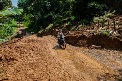 FOTO: Jalan Antardesa di Lebak Tertimbun Longsor