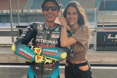 Resmi Pensiun dari MotoGP, Rossi Dapat Pesan Cinta dari Sang Kekasih