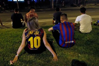 Fans Barcelona yang Terpukul Akan Kabar Keluarnya Messi, Berkumpul di Luar Camp Nou