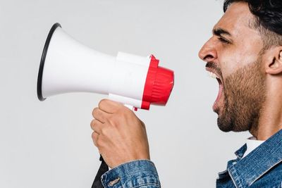 Pasanganmu Suka Meneriakimu? Hentikan dengan 4 Cara Ini