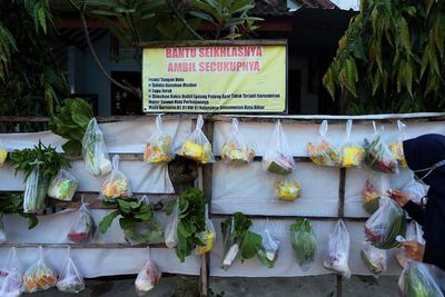 FOTO: Aksi Berbagi Bahan Makanan Gratis di Blitar