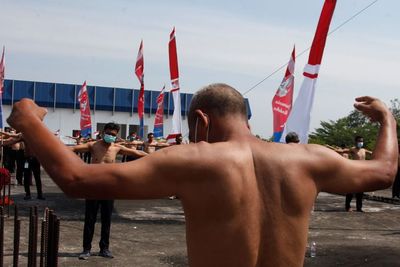 FOTO: Aksi Berjemur Petugas Terminal Tirtonardi