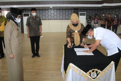 Bupati Tapteng Lantik Mantan Ajudannya Sebagai Sekda Defenitif