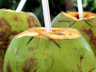 8 Manfaat Air Kelapa Muda untuk Berbagai Penyakit