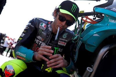 Valentino Rossi Resmi Pensiun dari MotoGP, Dikatakan Ingin Ganti ke Balap Mobil!