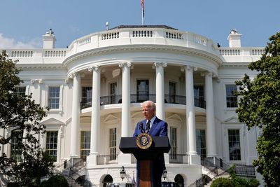 Presiden Joe Biden Wajibkan Vaksinasi COVID-19 pada Turis Asing