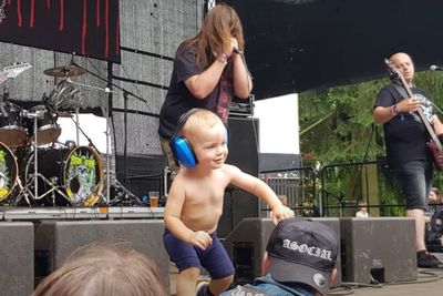 Balita Ini Keluyuran di Panggung Band Metal Hingga Menjatuhkan DIri di Depan Speaker