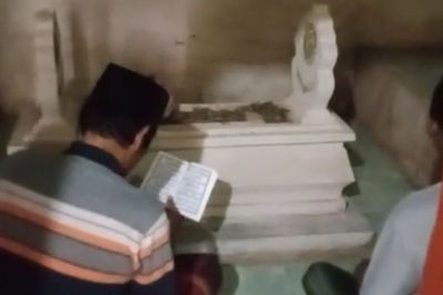 Viral Makam Leluhur di Dalam Rumah di Madura, Bikin Merinding