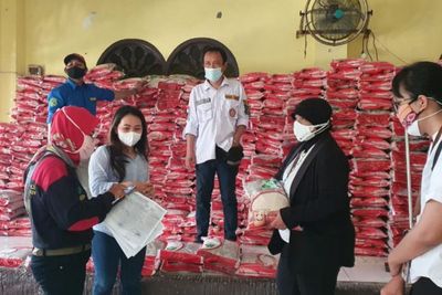 Penyaluran Bansos di Medan Dipantau Staf Presiden: Syukurlah Benar Sampai ke Masyarakat