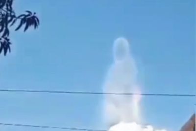 Viral Penampakan Awan Berbentuk Manusia Berjubah di Langit, Netizen: Masya Allah