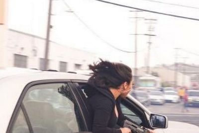 Foto Wanita Mengacungkan AK-47 dari Jendela Mobil Memicu Kemarahan Publik