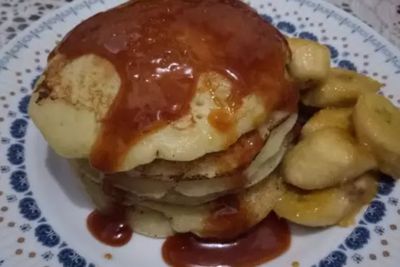 Begini Cara Membuat Pancake Saus Karamel Pisang
