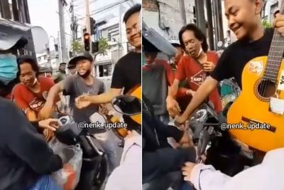 Duh! Sejumlah Pengamen Serbu Pemotor yang Lagi Bagi-bagi Makanan di Jalan, Netizen Geram