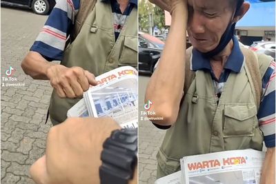 Viral Penjual Koran Diajak Tos Pembeli Malah Kaget dan Nangis, Ternyata Begini Endingnya