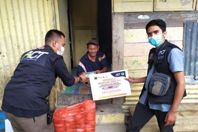 PPKM Diperpanjang, Warga Medan Terima 710 Paket Makanan dari Yayasan Kemanusiaan ACT