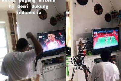 Aksi Kocak Bapak-bapak Sampai Pegang Antena TV demi Nonton Greysia Apriyani