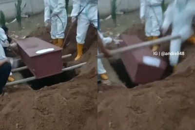Detik-detik Petugas Pemakaman Terperosok saat Menurunkan Jenazah ke Dalam Liang Lahat