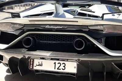 Pelat Nomor 123 di Mobil Lamborghini Aventador SVJ Roadster Ini Dibanderol Rp171 M!