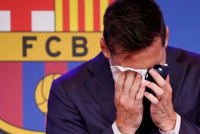 Tetes Air Mata Lionel Messi Warnai Perpisahan dengan Barcelona
